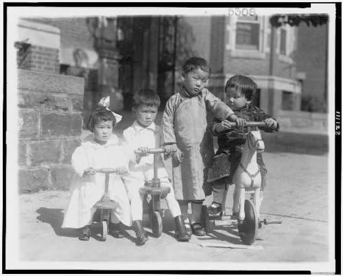 צילום היסטורי: ארבעה ילדים מזרחיים, אופניים קטנים, ילדים, משחק, 1909-1932